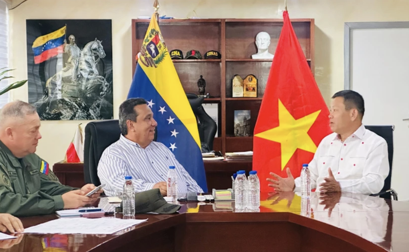 El embajador de Vietnam en Venezuela, Vu Trung My, conversa con Gerardo Márquez, gobernador del Estado Trujillo. (Foto: VNA)