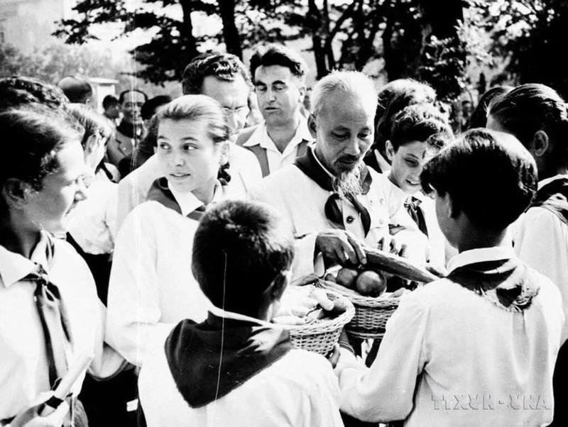 Los estudiantes de Sofía dieron la bienvenida al Presidente Ho Chi Minh durante su visita oficial a Bulgaria el 16 de agosto de 1957, un hito histórico en las relaciones bilaterales. (Foto: VNA)