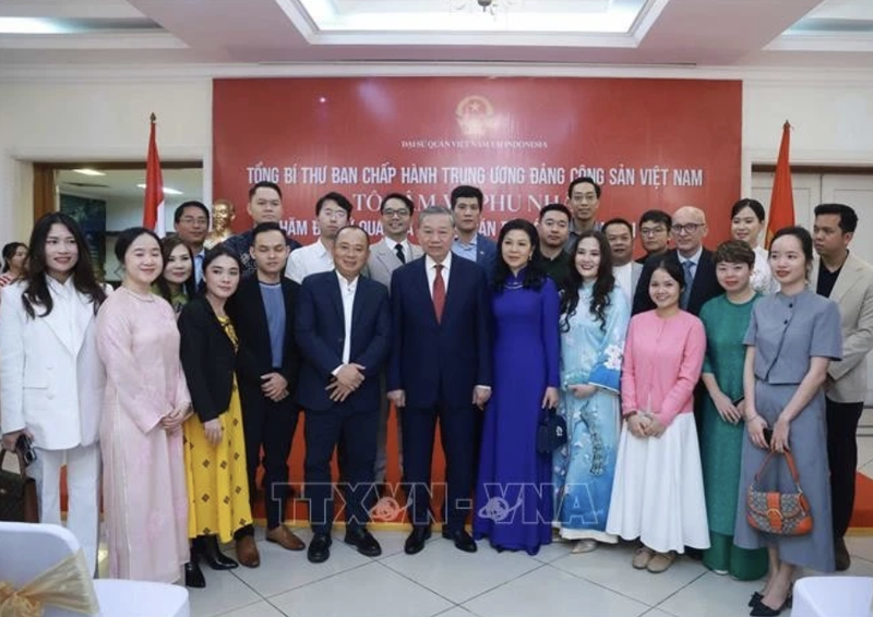 El secretario general del Partido Comunista de Vietnam, To Lam, su esposa y los delegados (Foto: VNA)