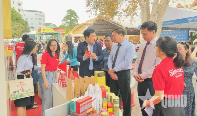 Los delegados visitan un stand que exhibe las máquinas y equipos para preparar café en la feria (Foto: qdnd.vn)