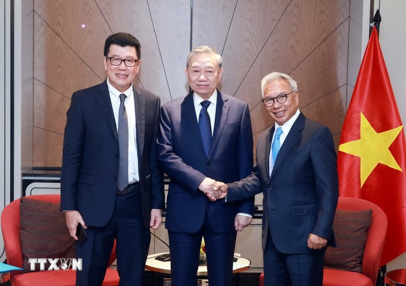 El secretario general del Partido Comunista de Vietnam, To Lam, recibe a Budiarsa Sastrawinata (derecha), CEO del Group Ciputra de Indonesia. (Foto: Thong Nhat/VNA)