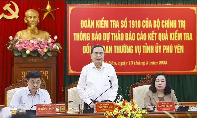 El presidente de la Asamblea Nacional de Vietnam, Tran Thanh Man, preside una sesión de trabajo con el Comité partidista de la provincia central de Phu Yen (Foto: VNA)