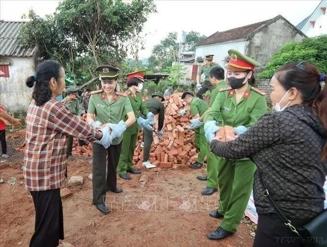 La policía de Bac Giang apoya la retirada de viviendas temporales y deterioradas de hogares pobres y en situación de pobreza en la provincia. (Foto: VNA)