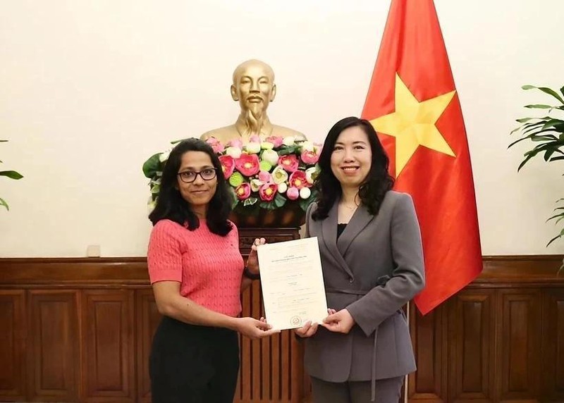 La viceministra de Relaciones Exteriores, Le Thi Thu Hang (der.), entrega la licencia para la apertura de la oficina permanente a Anantha Lakshmi, corresponsal residente del Financial Times y jefa de su oficina en Hanói, durante la ceremonia. (Foto: VNA)