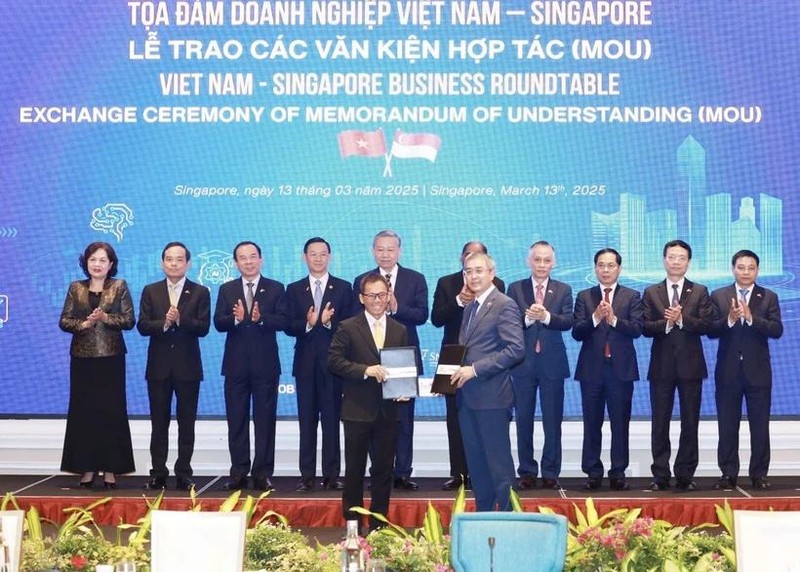 Vietnam Airlines coopera con la Compañía de ingeniería aeroespacial ST (SATS) en la terminal de carga del aeropuerto de Long Thanh. (Foto: VNA)