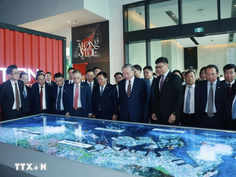 El secretario general del Partido Comunista de Vietnam, To Lam, visita el modelo de puerto Pansir Panjang. (Foto: VNA)