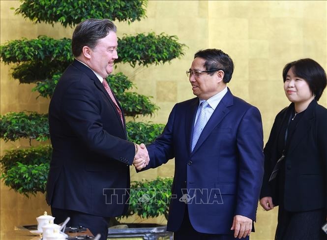 El primer ministro de Vietnam, Pham Minh Chinh (derecha), recibe al embajador estadoundense en Hanói, Marc Evans Knapper (Foto: VNA)