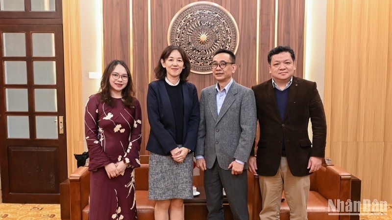 Funcionarios del periódico Nhan Dan se hacen una foto con Ogawa Megumi, jefa de Asuntos Políticos de la Embajada de Japón (Foto: BUI GIANG).