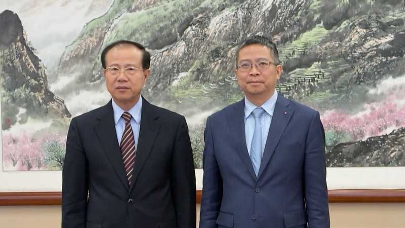 El embajador de Vietnam en China, Pham Thanh Binh (derecha), se reúne con el vicepresidente del Comité de Asuntos Exteriores de la APN de China, Fu Ziying. (Foto: Nhan Dan)