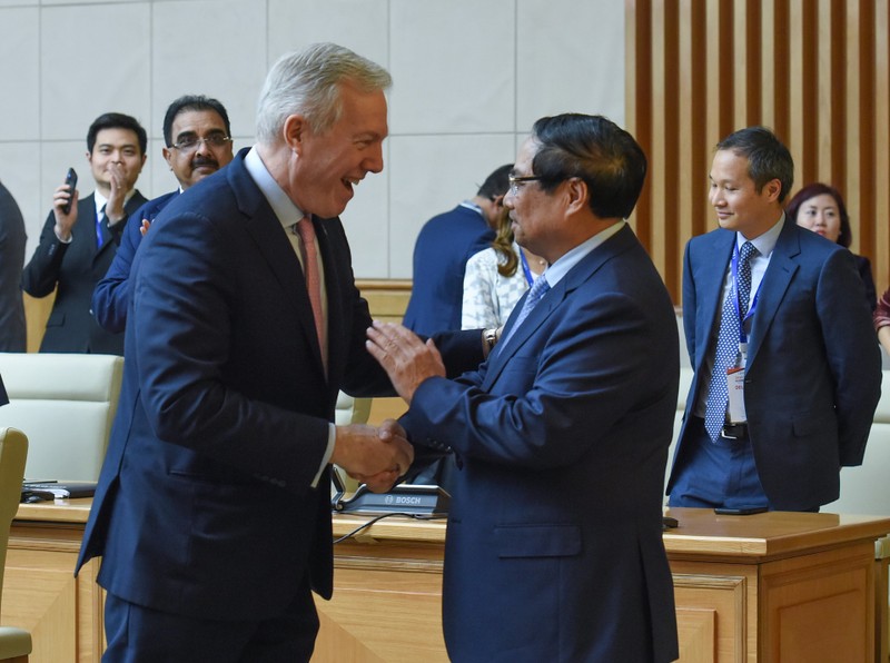 El primer ministro Pham Minh Chinh (derecha) recibe a Ted Osius, presidente y director ejecutivo del USABC (Foto: Nhan Dan)