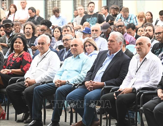 El primer secretario del Comité Central del Partido Comunista de Cuba y presidente de la República, Miguel Díaz-Canel Bermúdez (segundo desde la derecha) en el acto. (Foto: VNA)