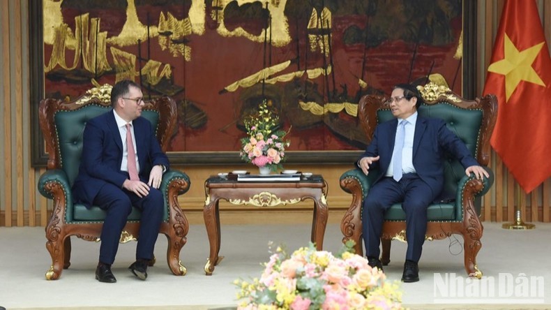 rimer ministro Pham Minh Chinh (derecha) recibe a Charles James Boyd Bowman, director general del proyecto de la Organización Trump en Vietnam (Foto: Nhan Dan)