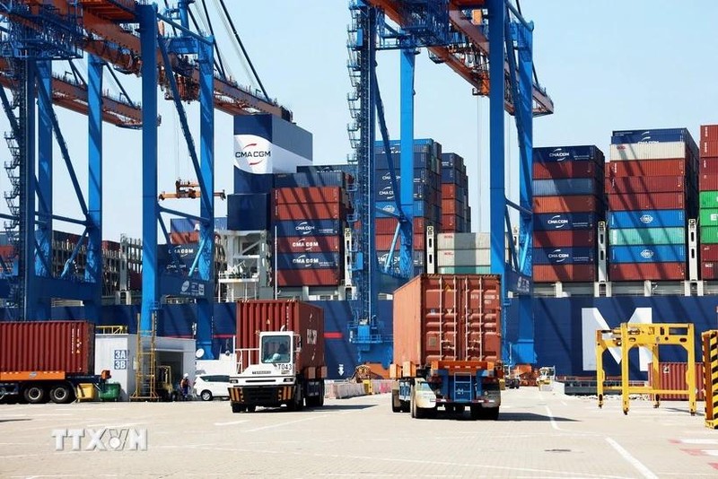 Los contenedores que transportan mercancías de importación y exportación operan en el puerto internacional de Gemalink, en la ciudad de Phu My, provincia de Ba Ria-Vung Tau. (Foto: Hong Dat/VNA)