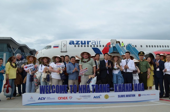 Turistas rusos toman fotos de recuerdo con los delegados que representan a la provincia de Khanh Hoa. (Foto: VNA)