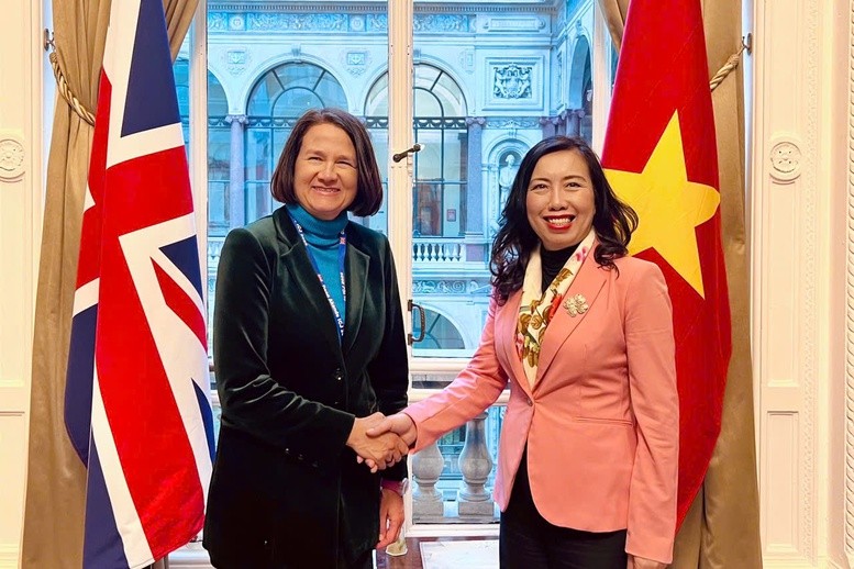 La subsecretaria parlamentaria de Estado en el Ministerio de Asuntos Exteriores, de la Mancomunidad de Naciones y de Desarrollo del Reino Unido, Catherine West, y la viceministra de Relaciones Exteriores de Vietnam, Le Thi Thu Hang. (Foto: VGP)