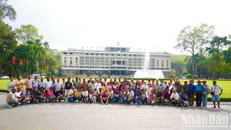 Turistas extranjeros visitan el Palacio de la Independencia.