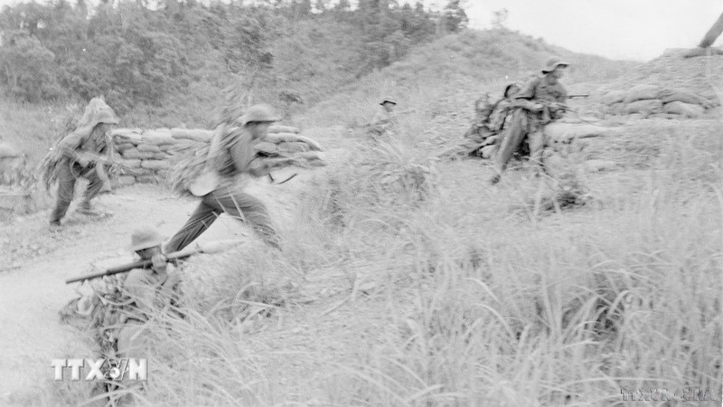 La Compañía 3, Batallón 7 del Ejército de Liberación de Tri-Thien practica el ataque al enemigo en fortificaciones. (Foto: VNA)