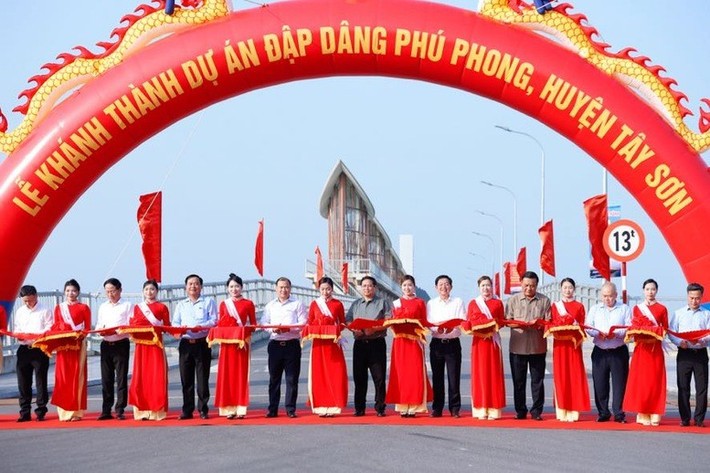 El primer ministro Pham Minh Chinh y los delegados en la ceremonia de inauguración de la presa de Phu Phong en la provincia de Binh Dinh (Foto: VGP)