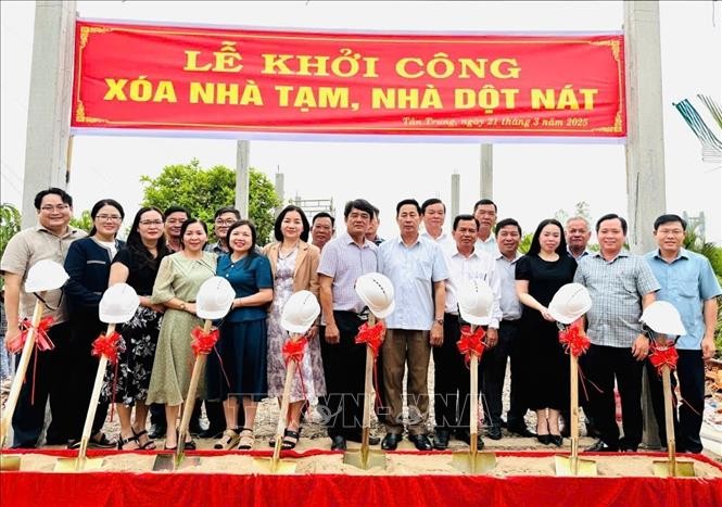 La provincia de Binh Duong ayuda a los hogares pobres del dítrito de Dam Doi en la provincia de Ca Mau a eliminar las viviendas precarias. (Foto: VNA)