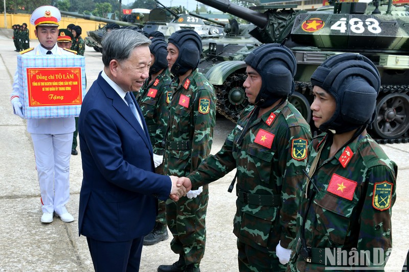 El secretario general del Partido Comunista de Vietnam, To Lam, saluda a los soldados del Cuerpo de Blindados y Tanques (Foto: Nhan Dan)