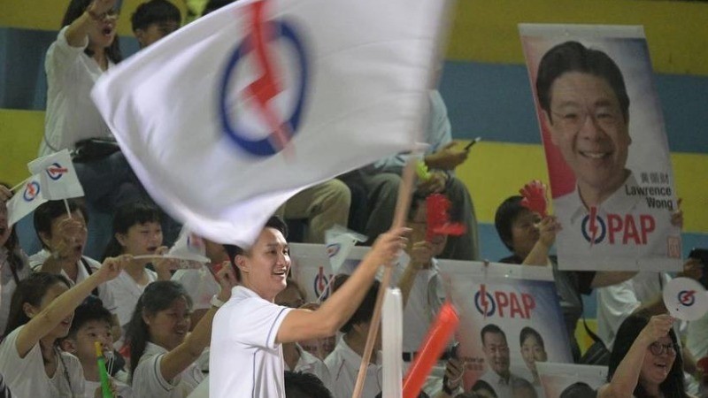 Seguidores del Partido de Acción Popular (PAP) se congregan para esperar los resultados de las elecciones generales en Singapur. (Foto: Xinhua/VNA)