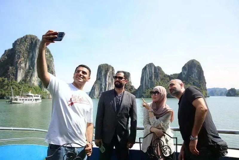 Turistas Halal en la Bahía de Ha Long, en la provincia de Quang Ninh. (Foto: VNA)