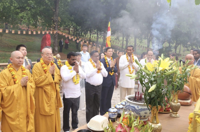 El presidente de Sri Lanka, Anura Kumara Dissanayaka, visita la pagoda de Bai Dinh. (Foto: VNA)