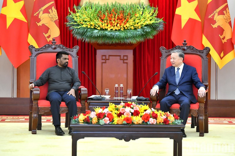 El secretario general del Partido Comunista de Vietnam, To Lam, y el presidente de Sri Lanka, Anura Kumara Dissanayaka (Foto: Nhan Dan)