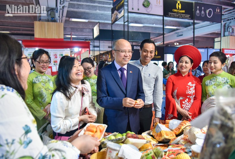El embajador de Vietnam en Francia, Dinh Toan Thang y Steven Abajoli, director de la feria, visitan los stands de Vietnam (Foto: Nhan Dan)