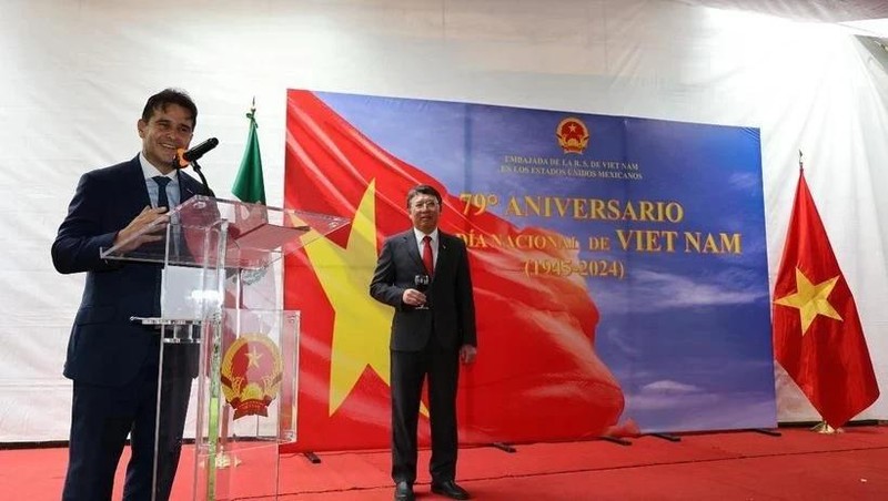 Fernando Gonzalez Saiffe, director general para Asia-Pacífico del Ministerio de Asuntos Exteriores de México, pronuncia un discurso en la ceremonia del 79 aniversario del Día Nacional de Vietnam en México. (Foto: VNA)