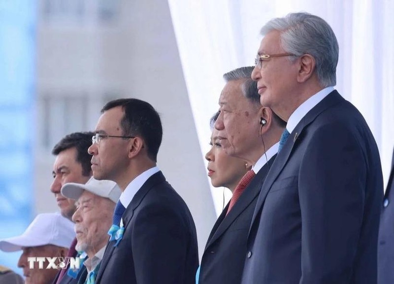El secretario general del Partido Comunista de Vietnam, To Lam, y el presidente de Kazajistán, Kassym-Jomart Tokayev, asisten al desfile militar. (Foto: VNA)