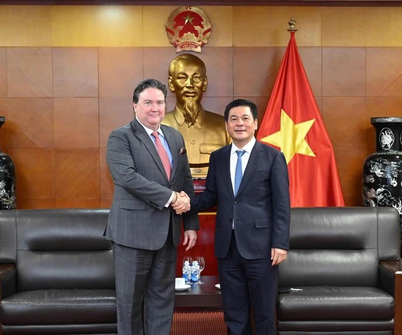 El ministro de Industria y Comercio, Nguyen Hong Dien, sostiene una reunión con el embajador de Washington en Hanoi, Marc E. Knapper (Foto: VNA)