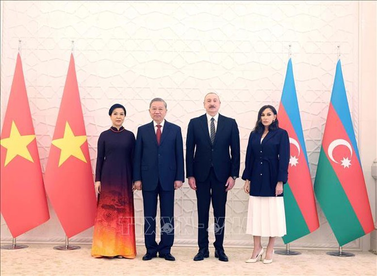 El presidente de Azerbaiyán, Ilham Aliyev (segundo de derecha) y su esposa presiden hoy la ceremonia de bienvenida al secretario general del Partido Comunista de Vietnam, To Lam (segundo de izquierda) y su cónyuge (Foto: VNA)