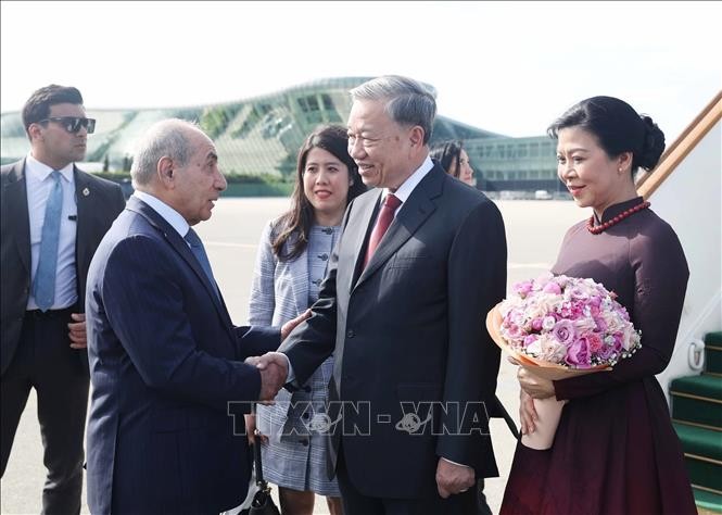 El primer viceprimer ministro de Azerbaiyán, Yagub Eyyubov recibe al secretario general del PCV, To Lam y a su esposa en el Aeropuerto Internacional Heydar Aliyev de Bakú. (Foto: VNA)