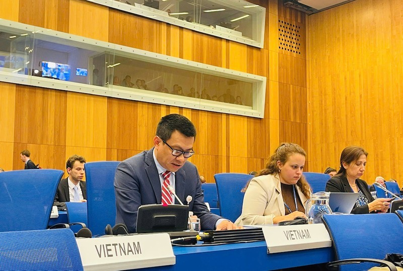 El embajador Vu Le Thai Hoang, representante permanente de Vietnam ante la ONU y organizaciones internacionales en Viena, Austria, habla en el evento. (Foto: VNA)