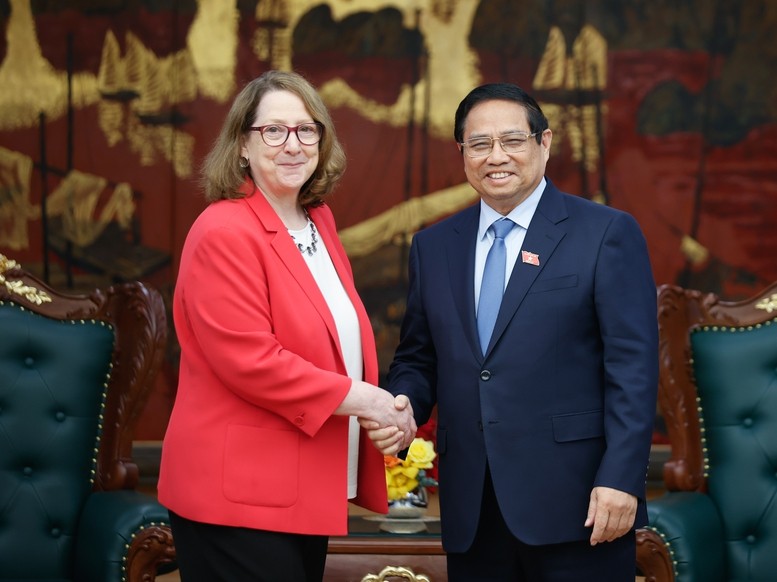 El primero ministro de Vietnam, Pham Minh Chinh, recibe a Reva Price, presidenta de la USCC (Foto: VGP)