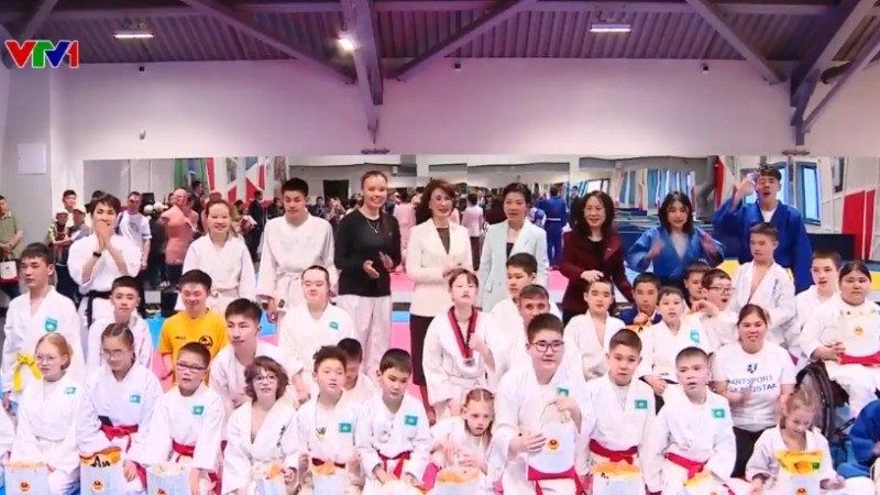 Ngo Phuong Ly, esposa del secretario general del PCV, To Lam (cuarta desde derecha, tercera fila), visita el centro de entrenamiento para atletas con discapacidad en Kazajistán (Foto: vtv.vn)