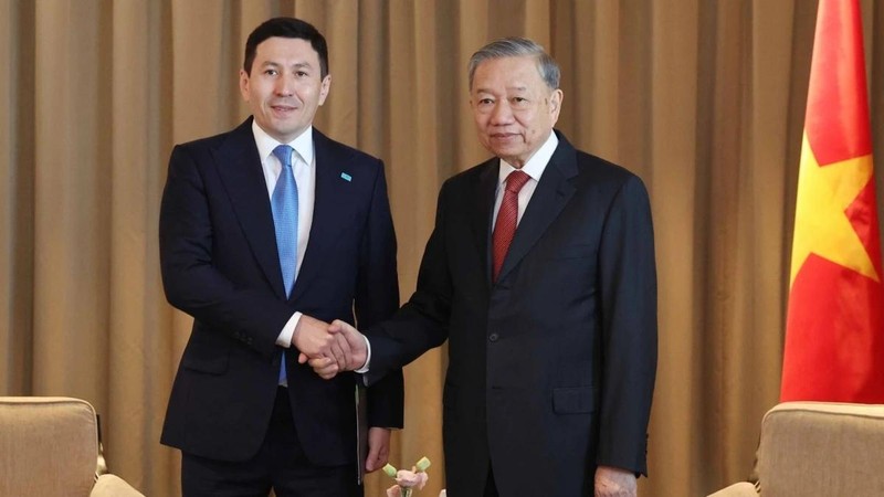 El secretario general To Lam (derecha) recibe al director general del Fondo Nacional de Inversiones de Kazajistán Samruk-Kazyna, Nurlan Zhakupov (Foto: VNA)