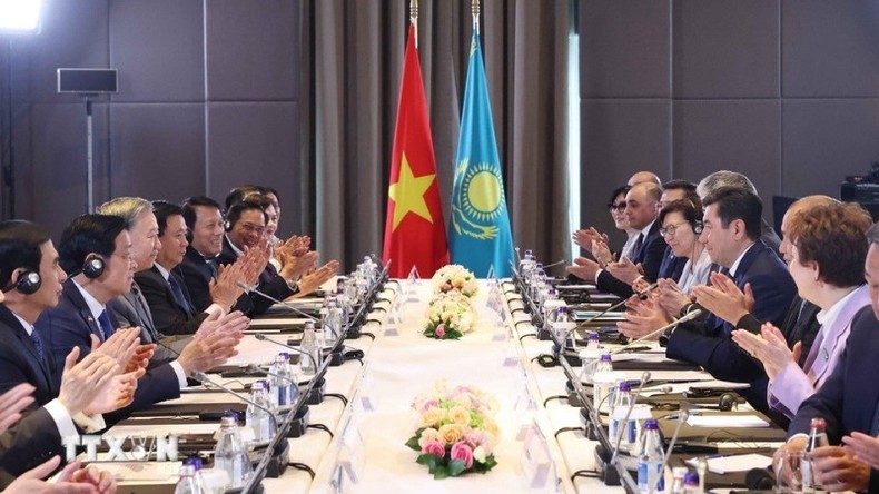 Durante la reunión entre To Lam y Yerlan Koshanov. (Foto: VNA)