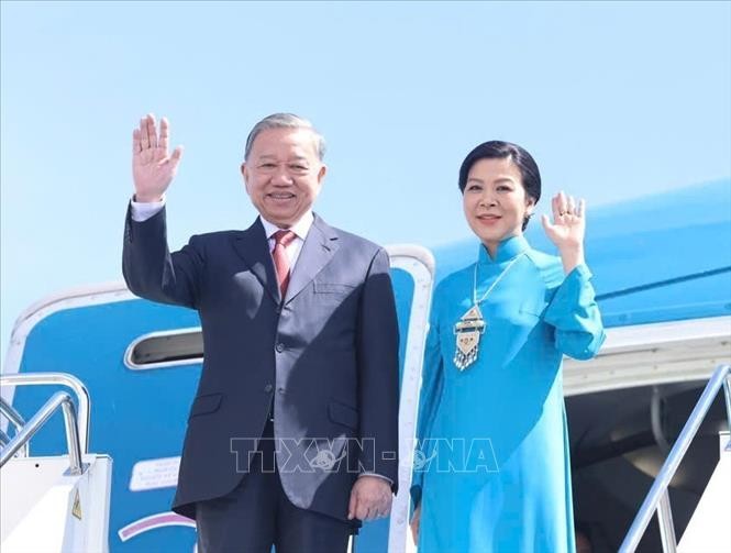 El secretario general del PCV, To Lam, y su esposa parten de Astaná para iniciar una visita de Estado a Azerbaiyán. (Foto: VNA)