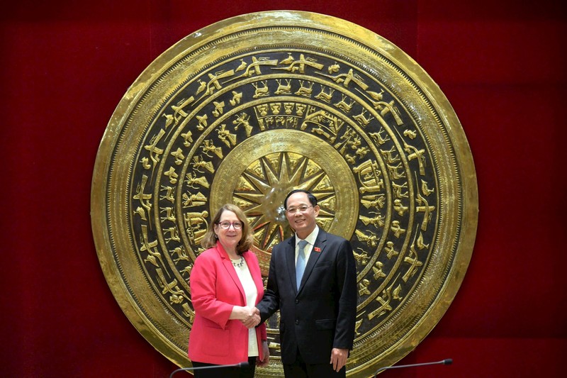 El vicepresidente de la Asamblea Nacional de Vietnam, Tran Quang Phuong, recibe a la presidenta de la USCC, Reva Price (Foto: VNA)
