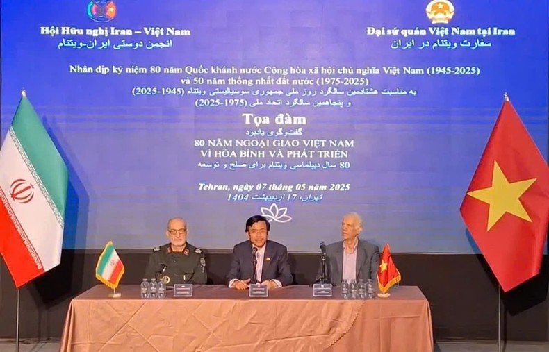 El embajador vietnamita en Irán, Nguyen Luong Ngoc, presenta las fotos mostradas en la exposición (Foto: Embajada de Vietnam en Irán)