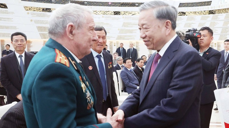 El secretario general del Partido Comunista de Vietnam, To Lam, estrecha la mano de un veterano bielorruso con destacadas contribuciones a Vietnam. (Foto: VNA)