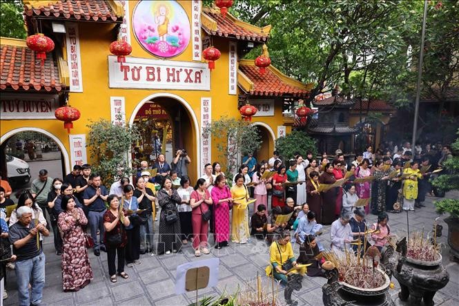 Muchos seguidores budistas participan en el Día de Vesak 2025 en la pagoda de Quan Su. (VNA)