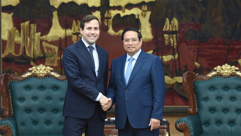 El primer ministro de Vietnam, Pham Minh Chinh, y el ministro sueco de Cooperación Internacional para el Desarrollo y Comercio Exterior, Benjamin Dousat.