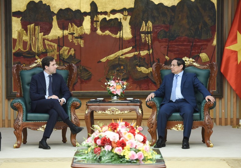 El primer ministro de Vietnam, Pham Minh Chinh y el ministro de Cooperación Internacional para el Desarrollo y Comercio Exterior de Suecia, Benjamin Dousa. (Foto: Nhan Dan)