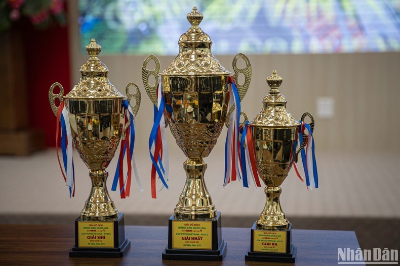 Trofeos y medallas conmemorativos del torneo.