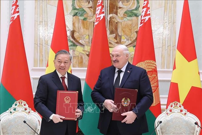 El secretario general del Partido Comunista de Vietnam, To Lam (izquierda), y el presidente bielorruso, Aleksandr Lukashenko, firmaron una declaración conjunta sobre el establecimiento de la asociación estratégica entre ambos países el 12 de mayo de 2025. (Foto: VNA)