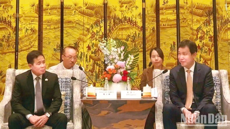 Reunión entre los líderes de las provincias de Long An y Liaoning.