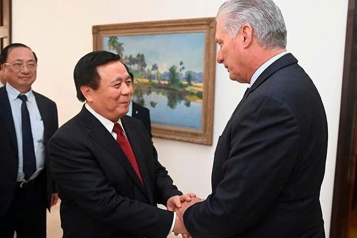 Miguel Díaz-Canel Bermúdez, primer secretario del Partido Comunista y presidente de Cuba, recibe a Nguyen Xuan Thang, director de la Academia Nacional de Política Ho Chi Minh y presidente del Consejo Teórico Central. (Foto: Embajada de Vietnam en Cuba)
